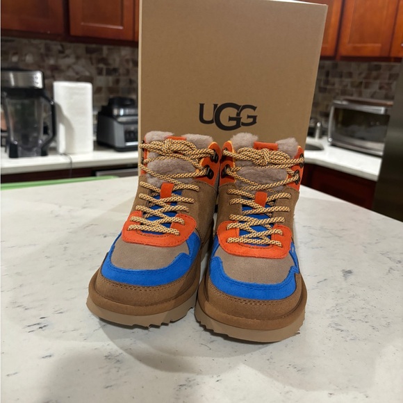 UGG Highland Hi Heritage Suede Hiking Sneaker Kid's Sizes Classic Chestnut 2Y/3Y - Picture 9 of 9